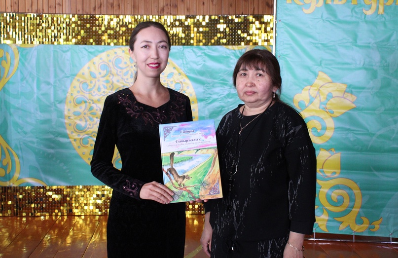 Ученики лайтамакской школы получили в подарок новую книгу для школьной библиотеки